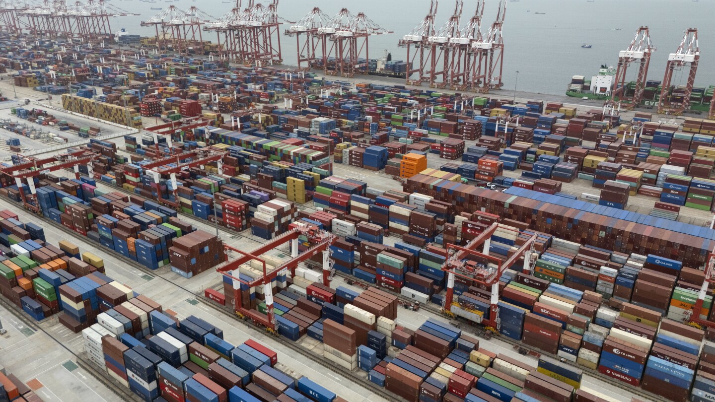 Shipping companies urge first-ever global fee on greenhouse gases for green transition