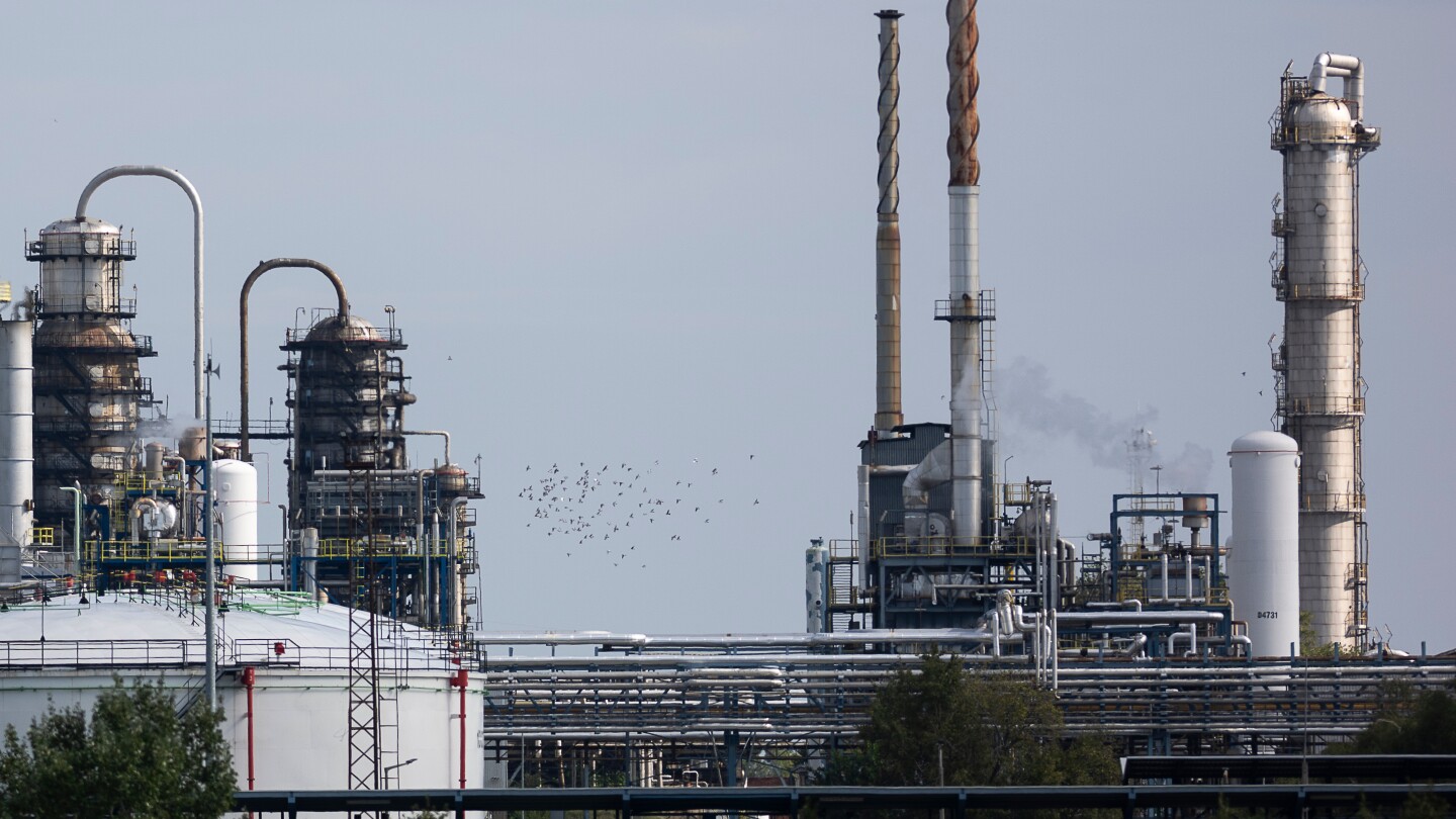 Hungary clings to Russian oil and gas