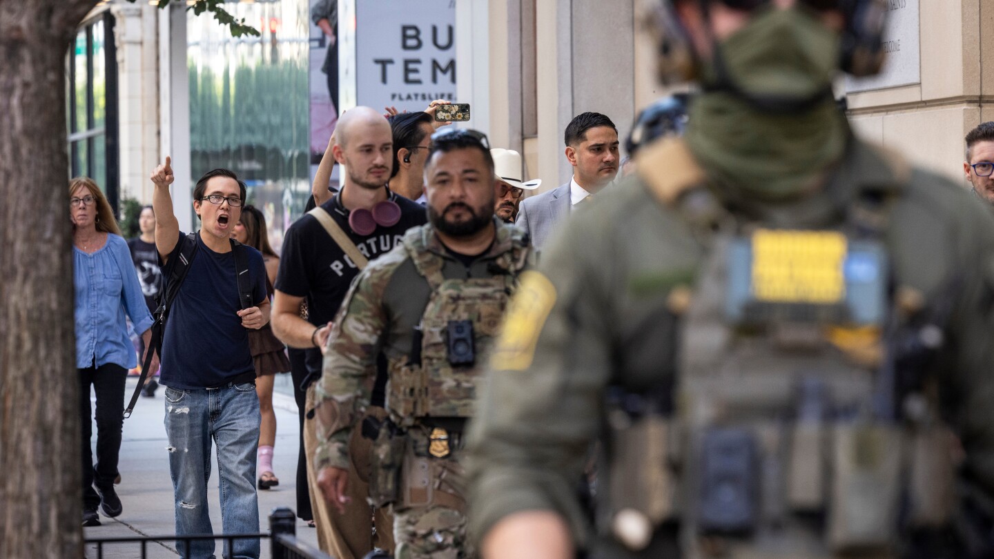 Apple takes down ICE agent tracking app