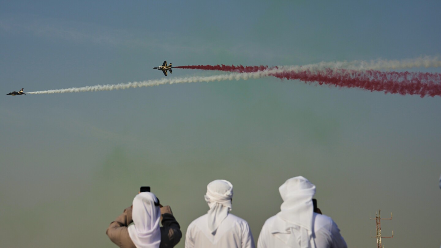 Plane crashes during a demonstration at the Dubai Air Show