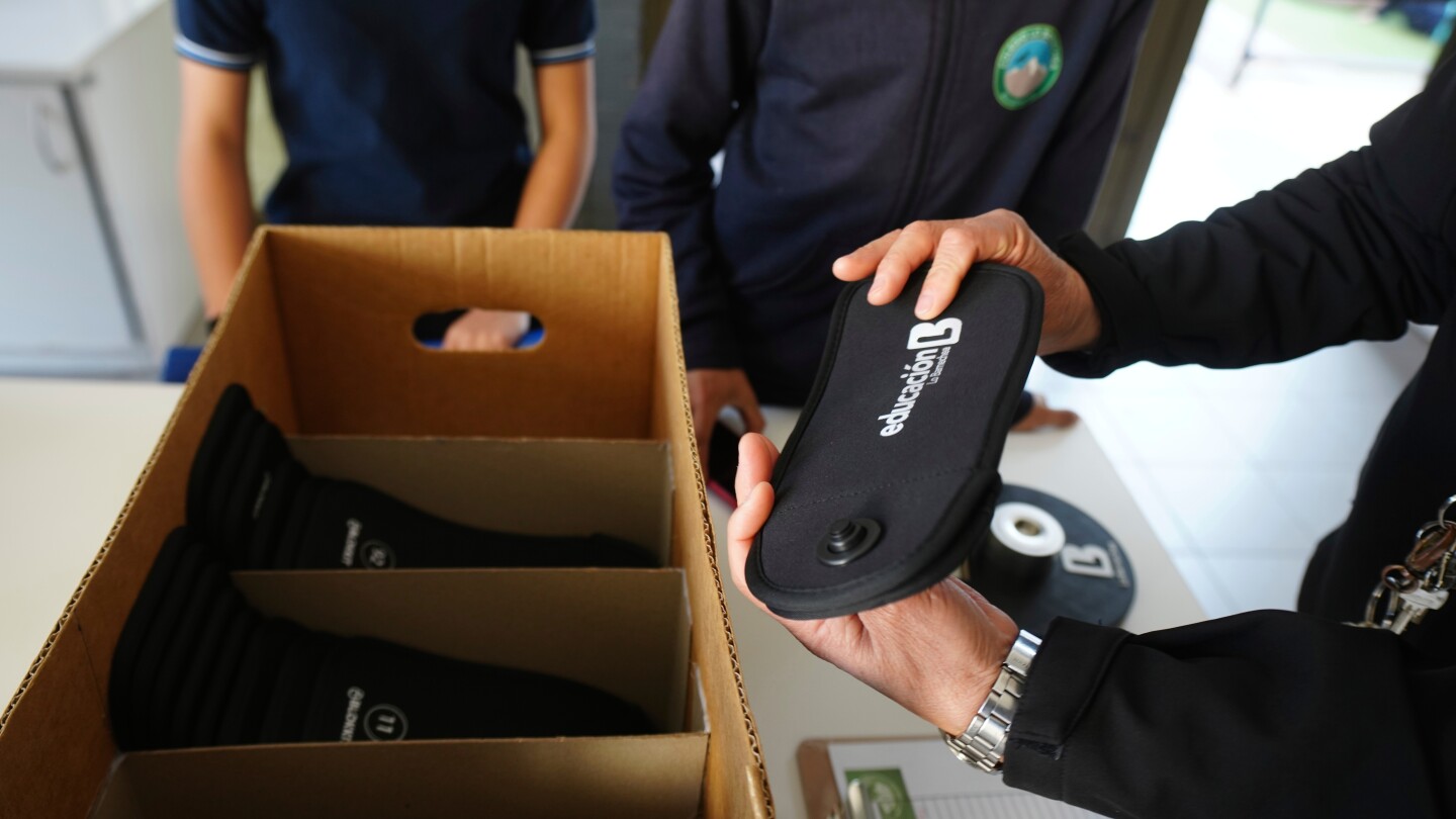 Chile outlaws use of smartphones at schools nationwide